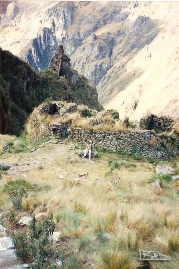 Llulluchapampa, a mais de 3.800 metros de altitude, ao final do nosso primeiro dia de caminhada na trilha inca que leva a Machu Picchu, no Peru (foto de Julho de 1990)
